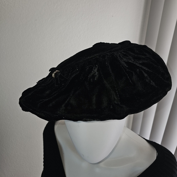Women's Hat - Picture 13 of 15